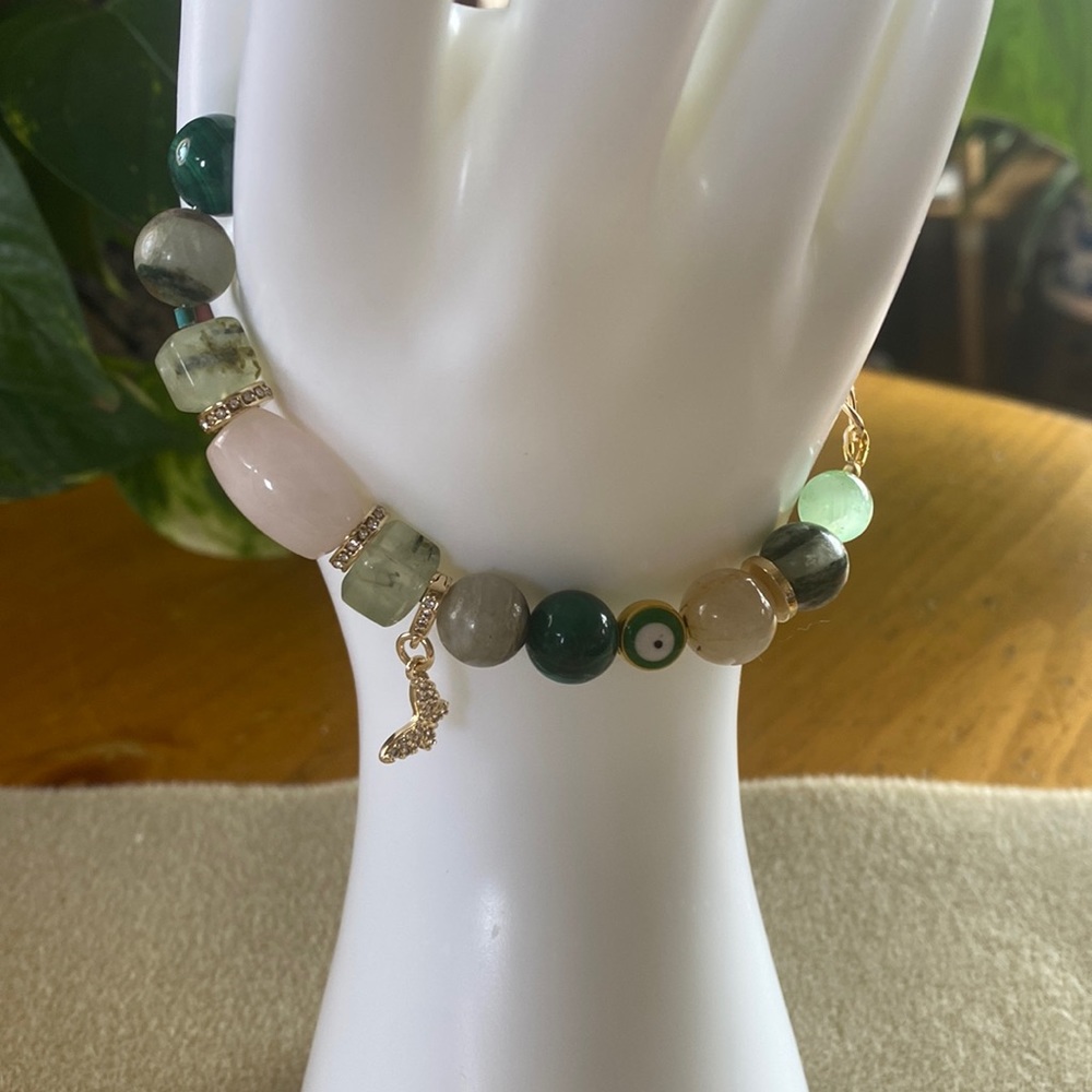 Crystal Bracelet with 6 different crystals, hand made.